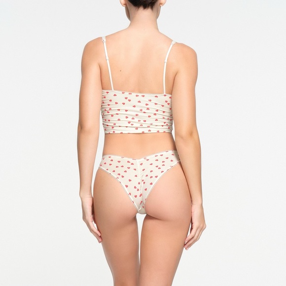 Skims NWT fits everybody cropped cami - ruby heart print Medium - Picture 3 of 7